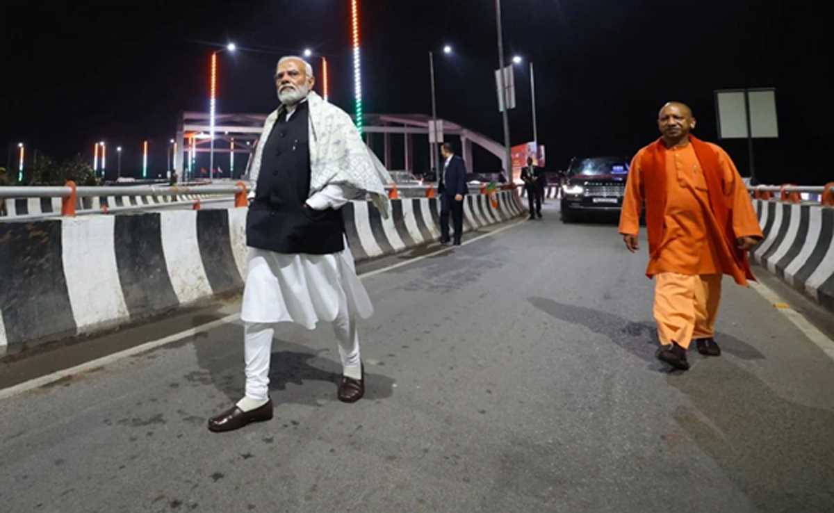 पीएम मोदी ने वाराणसी की नवनिर्मित सड़क का रात्रि निरीक्षण किया